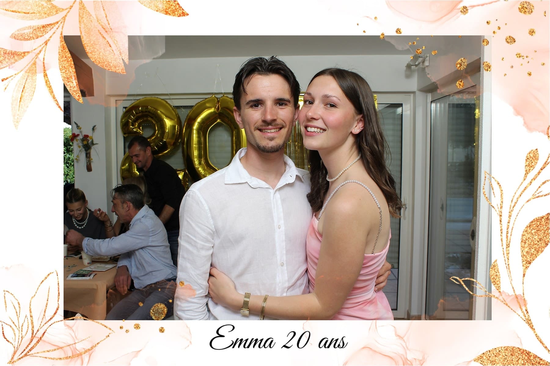 Tirage photobooth des 20 ans d’Emma avec cadre aquarelle doré