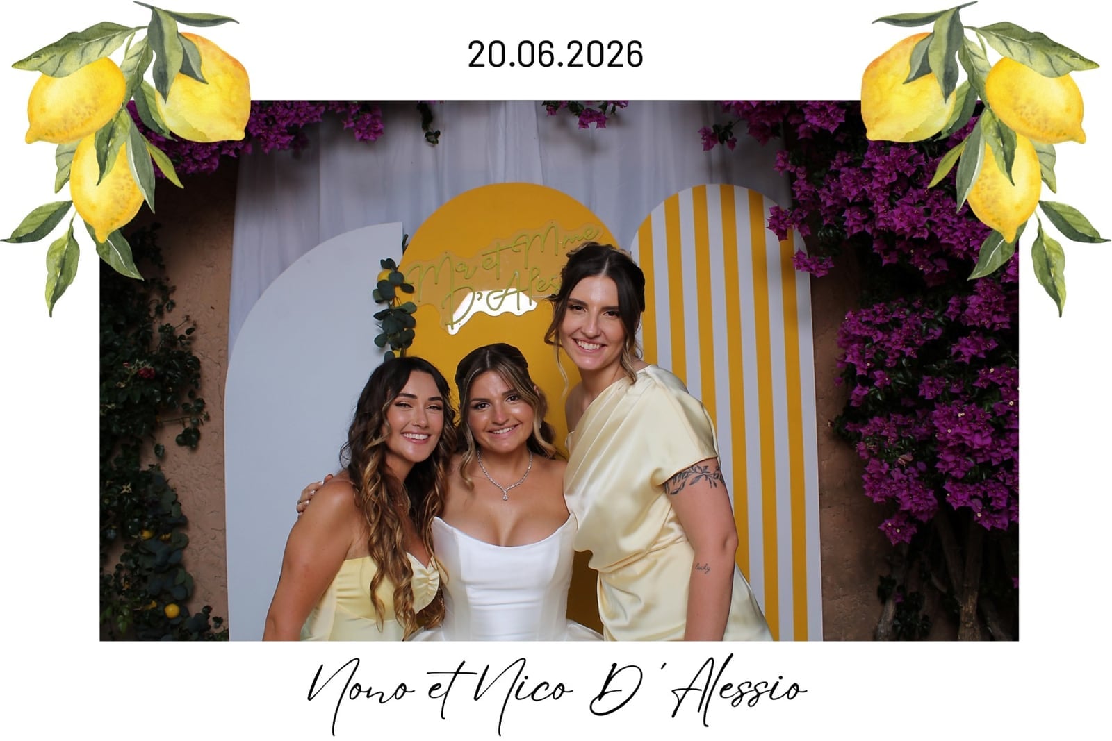 La mariée et ses demoiselles d’honneur au photobooth du mariage de Nono et Nico, cadre citrons, juin 2026